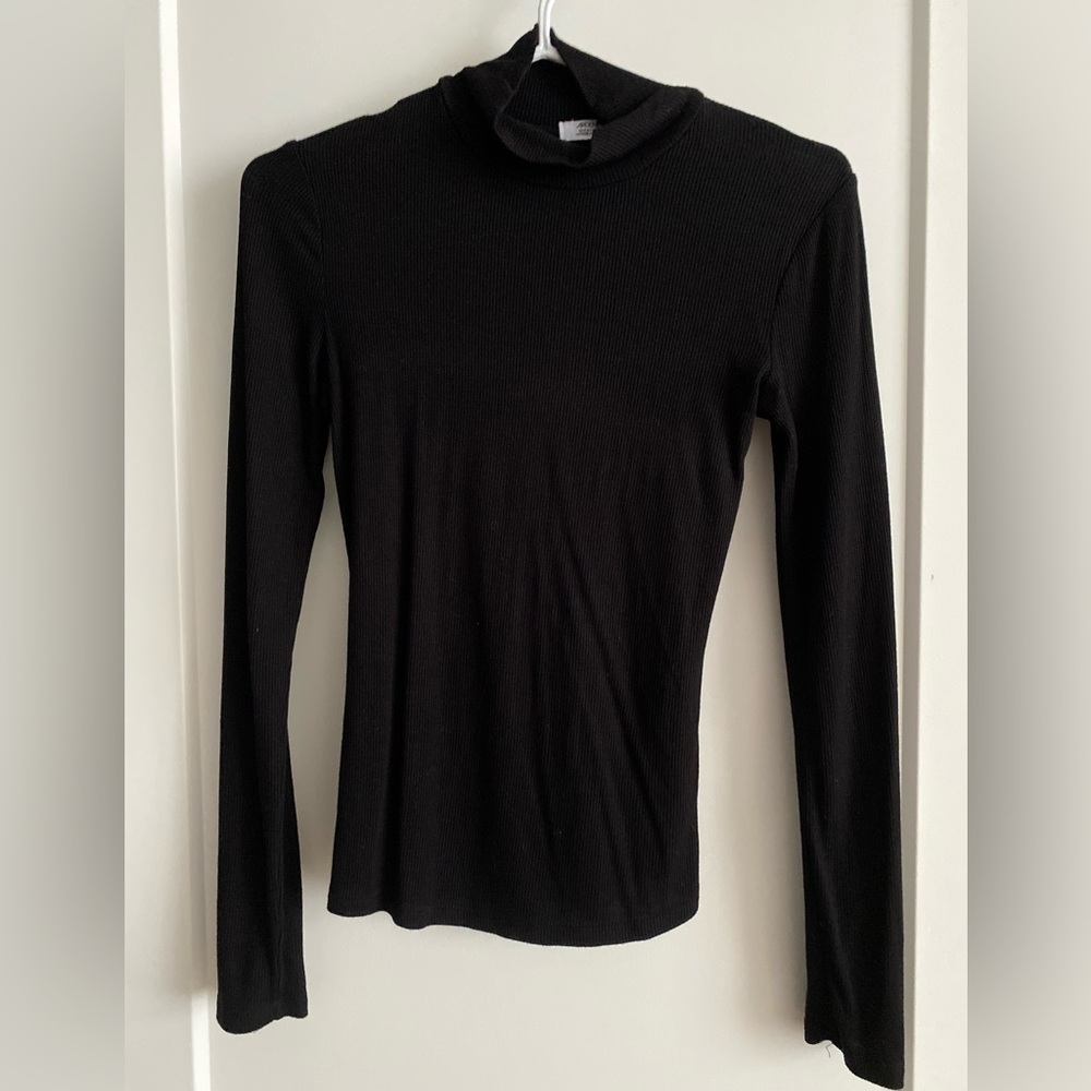 Black turtle neck xs